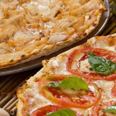 Nuestras deliciosas pizzas de siempre acompañadas de un menú con ensaladas y pastas tales como: lasagnas, canelones, espaguetis y raviolis. Los martes Visa te da 30% dcto.