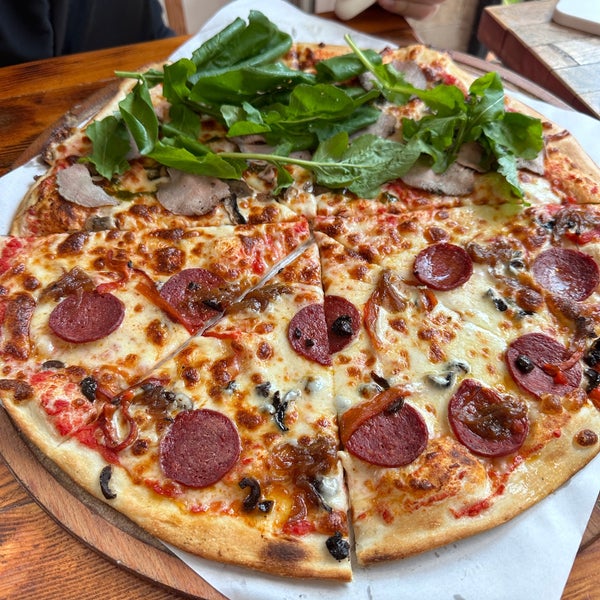 Foto tomada en Pizza Fellas  por Begüm el 6/5/2023