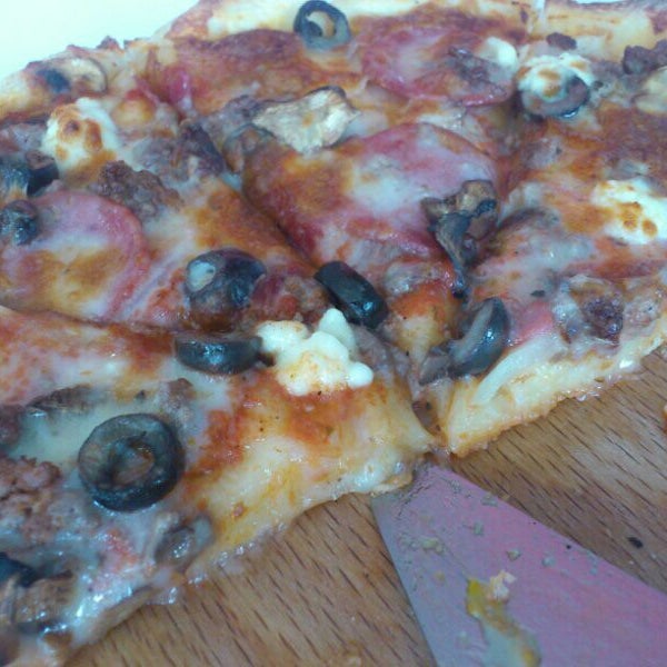 Foto diambil di Sarpino&#39;s Pizzeria oleh Onur D. pada 4/20/2013