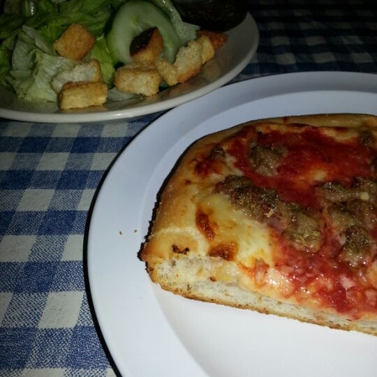 รูปภาพถ่ายที่ Renaldi&#39;s Pizza โดย Life E. เมื่อ 11/14/2012