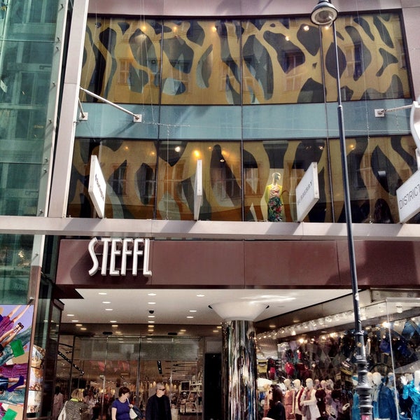 รูปภาพถ่ายที่ Steffl Department Store โดย Metodi เมื่อ 4/30/2013