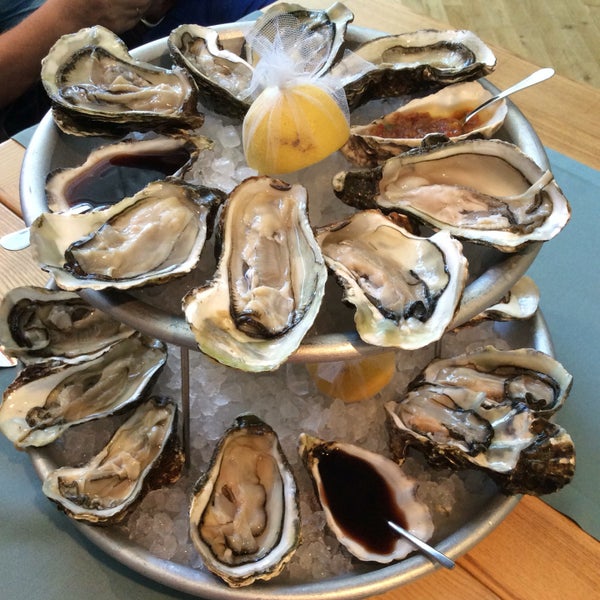 รูปภาพถ่ายที่ FISH HOUSE Oyster Bar &amp; Restaurant โดย Ирина Г. เมื่อ 8/28/2016