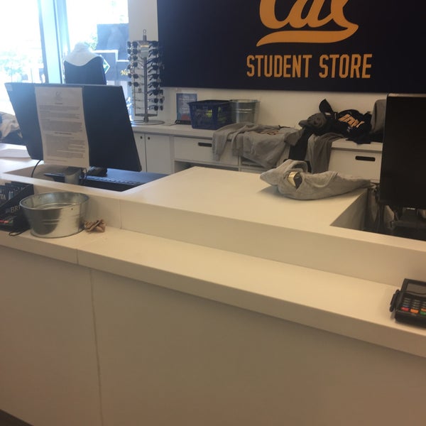 7/15/2018 tarihinde Stella B.ziyaretçi tarafından Cal Student Store'de çekilen fotoğraf