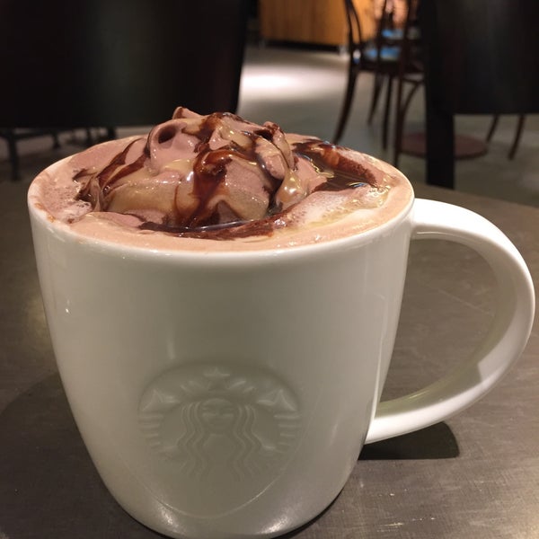 Das Foto wurde bei Starbucks von Hans O. am 12/16/2015 aufgenommen