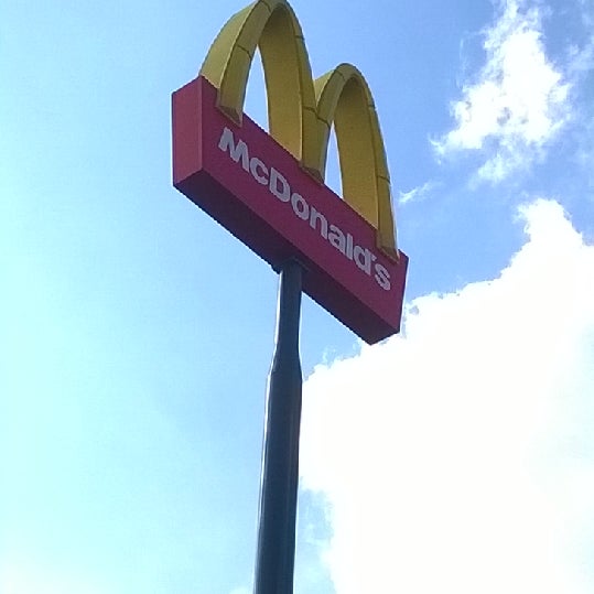 Foto tirada no(a) McDonald&#39;s por Wilbert T. em 4/5/2014
