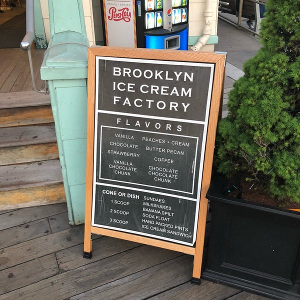 รูปภาพถ่ายที่ Brooklyn Ice Cream Factory โดย Ricardo N. เมื่อ 5/30/2018