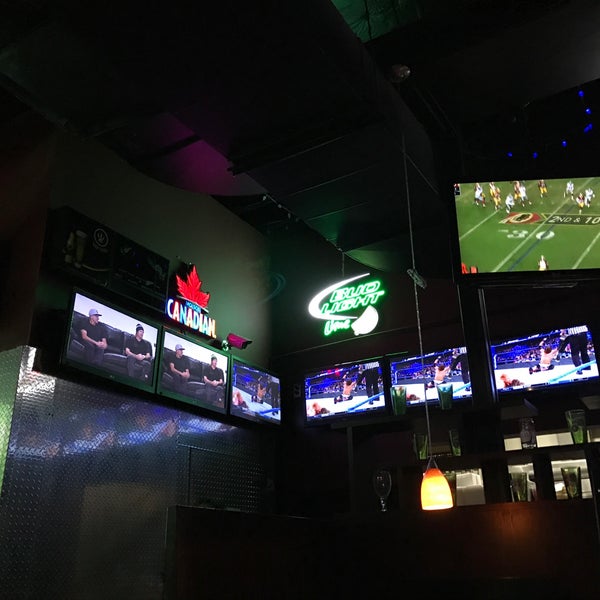 Photo taken at Hoops Sports Bar &amp; Grill- Bremner by Vi on 1/2/2017