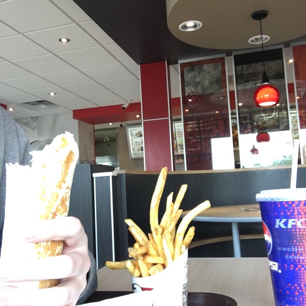 Кфс сандерс лого. Капитал кфс. Ростикс кфс 2000. Чикин кфс. Kfc logo.