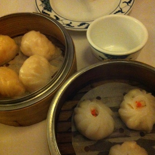 Foto scattata a Sapphire Asian Cuisine &amp; Lounge da Morgan N. il 11/21/2012