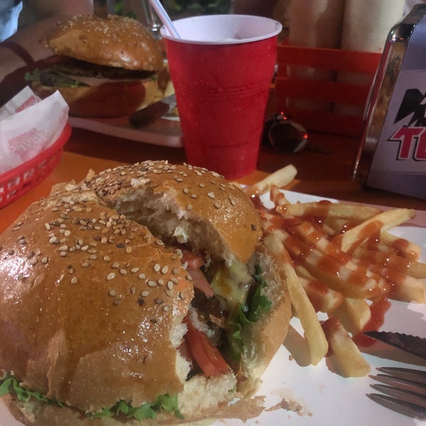 Photo taken at Shark Burgers by Thalía K S. on 3/25/2019