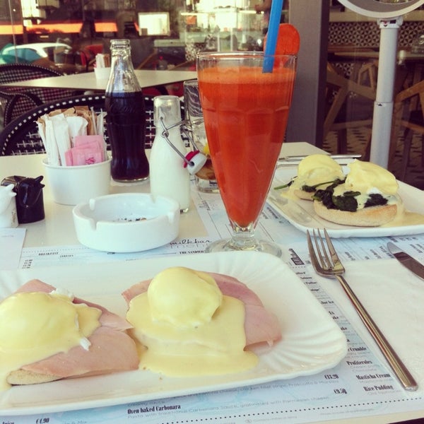 Delicious eggs Benedict and fresh juices! This place is perfect for breakfast and lunch