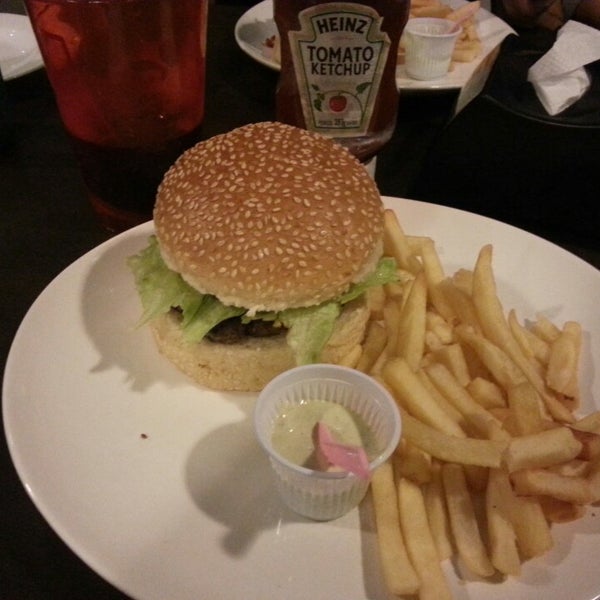 รูปภาพถ่ายที่ Burger Station โดย Luã F. เมื่อ 6/9/2013