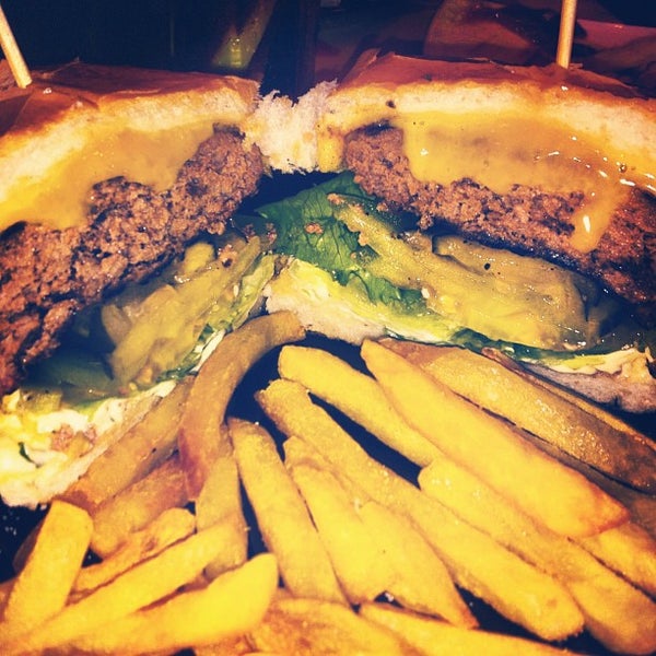 Снимок сделан в Vintage Burger пользователем Graziele O. 4/7/2013