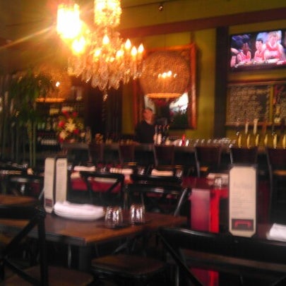 Das Foto wurde bei Red Table Restaurant Huntington Beach von Marcie T. am 12/22/2012 aufgenommen
