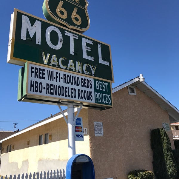 2/25/2018 tarihinde Offbeat L.A.ziyaretçi tarafından Route 66 Motel'de çekilen fotoğraf
