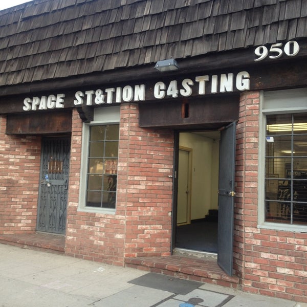 Foto diambil di Space Station Casting Studios oleh Offbeat L.A. pada 10/10/2013