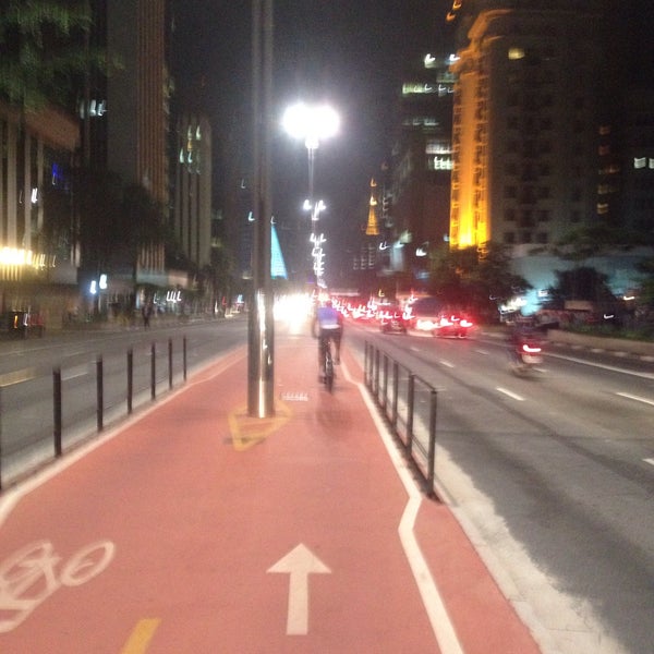 รูปภาพถ่ายที่ Avenida Paulista โดย Natanael G. เมื่อ 10/30/2015