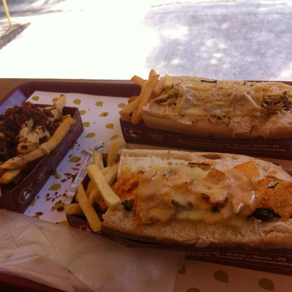 Das Foto wurde bei Vic&#39;s Hot Dog Gourmet von Carla P. am 8/2/2014 aufgenommen