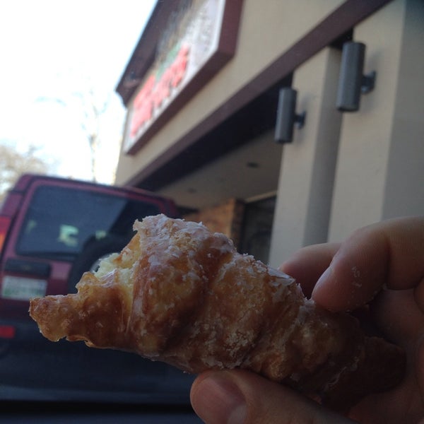 3/30/2014 tarihinde Andrew R.ziyaretçi tarafından Donut Den'de çekilen fotoğraf