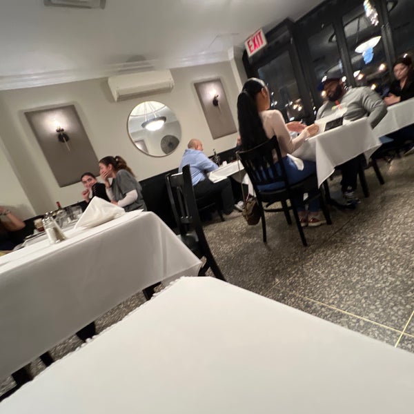 Foto diambil di Gino&#39;s Restaurant oleh Don W. pada 4/15/2022