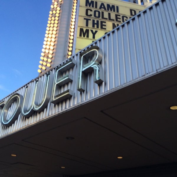 Das Foto wurde bei Tower Theater von Leo V. am 9/24/2014 aufgenommen