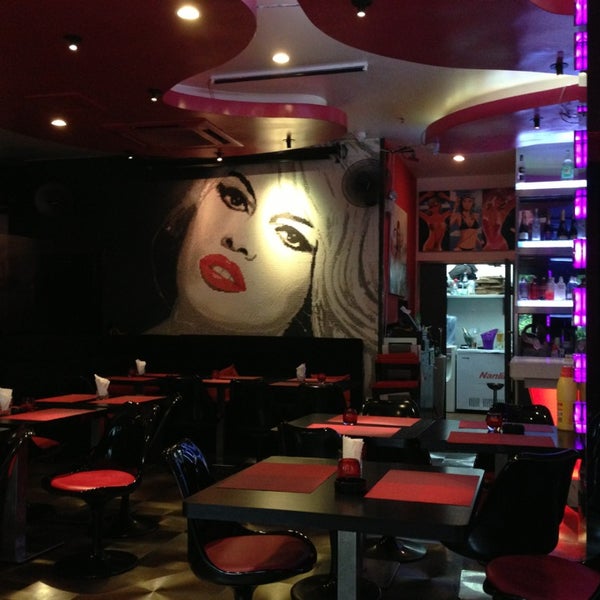 Photo prise au Le Saint Tropez Cocktail Bar par Raul U. le7/28/2013