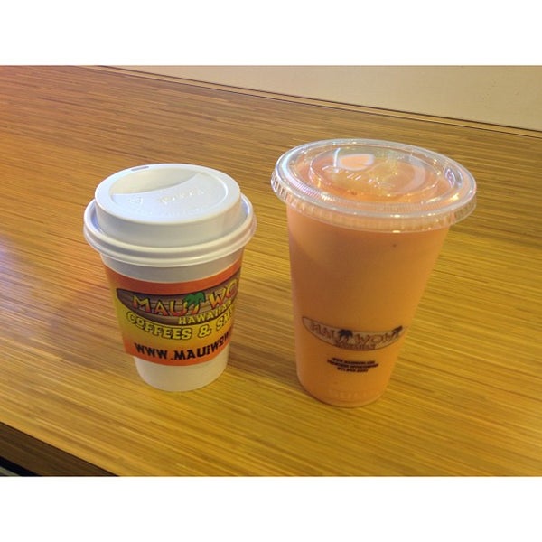 Photo taken at Maui Wowi Hawaiian Coffees &amp; Smoothies at Pier 39 by asian on 6/21/2013