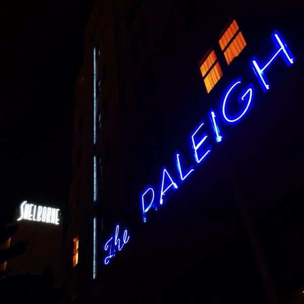 Foto tirada no(a) The Restaurant at The Raleigh por Paul B. em 1/31/2014