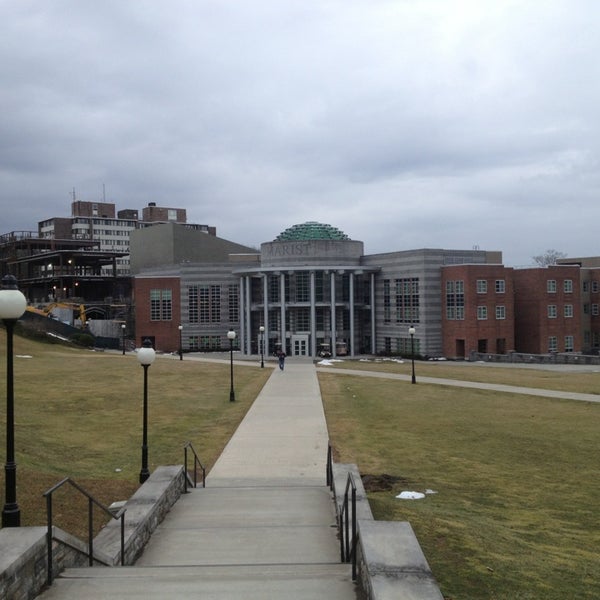 รูปภาพถ่ายที่ Marist College โดย Allie F. เมื่อ 2/28/2013