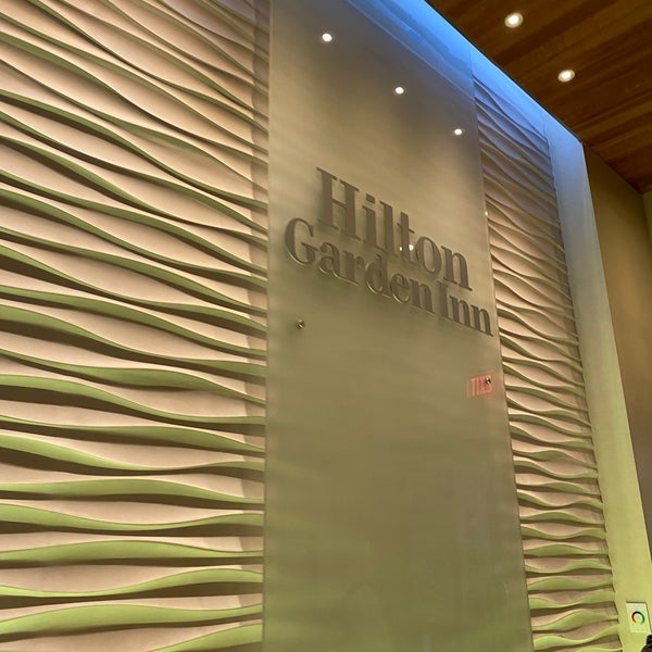 รูปภาพถ่ายที่ Hilton Garden Inn โดย Allie F. เมื่อ 10/24/2021