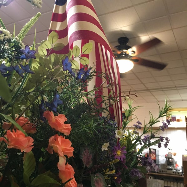 7/17/2016 tarihinde Allie F.ziyaretçi tarafından Peaches Cafe'de çekilen fotoğraf