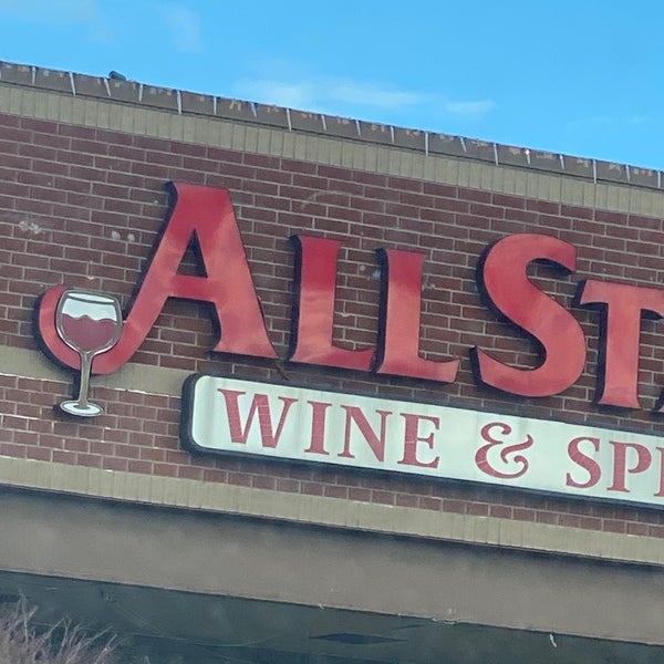 รูปภาพถ่ายที่ All Star Wine &amp; Spirits โดย Allie F. เมื่อ 2/12/2022