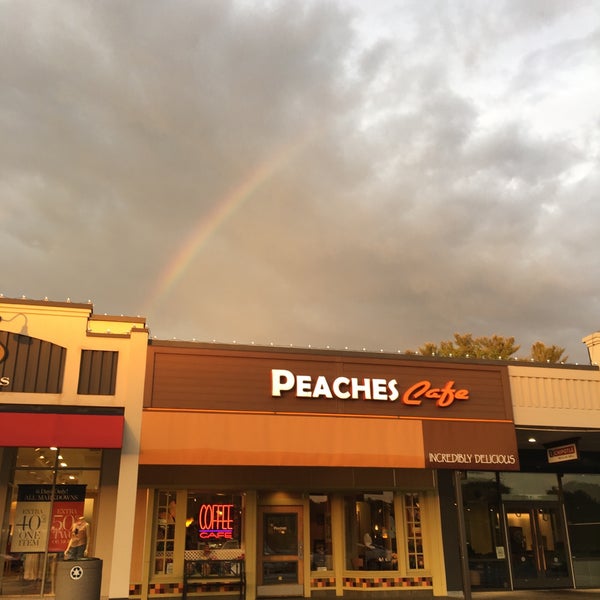 5/31/2016 tarihinde Allie F.ziyaretçi tarafından Peaches Cafe'de çekilen fotoğraf