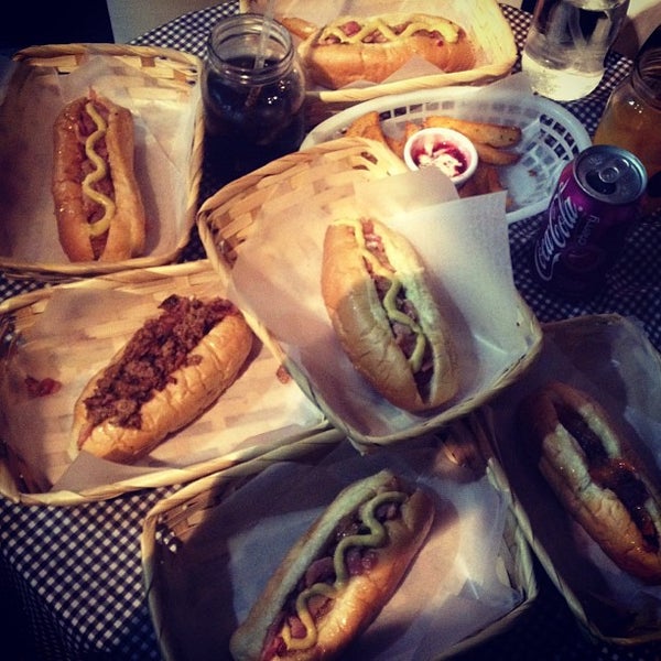 Foto tirada no(a) Galgo Hot Dogs y Hamburguesas Gourmet por Charlie S. em 7/2/2013