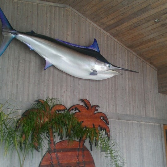 Foto tirada no(a) The Isles Restaurant &amp; Tiki Bar por Shannon B. em 8/24/2013