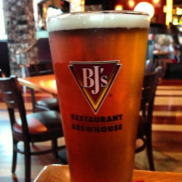 Photo taken at BJ&#39;s Restaurant &amp; Brewhouse by Jason H. on 7/3/2013