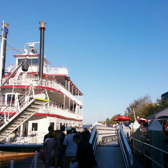 Снимок сделан в Savannah&#39;s Riverboat Cruises пользователем Sherly K V. 4/2/2016