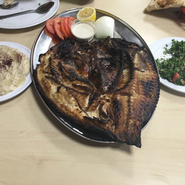 Снимок сделан в Nahrain Fish &amp; Chicken Grill пользователем Fawaz L. 9/11/2016