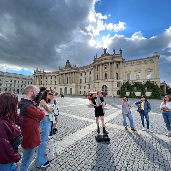 รูปภาพถ่ายที่ Humboldt-Universität zu Berlin โดย Virgílio F. เมื่อ 9/10/2022