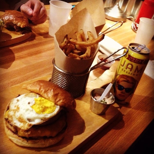 2/22/2014 tarihinde Tony A.ziyaretçi tarafından Bang Bang Burgers'de çekilen fotoğraf