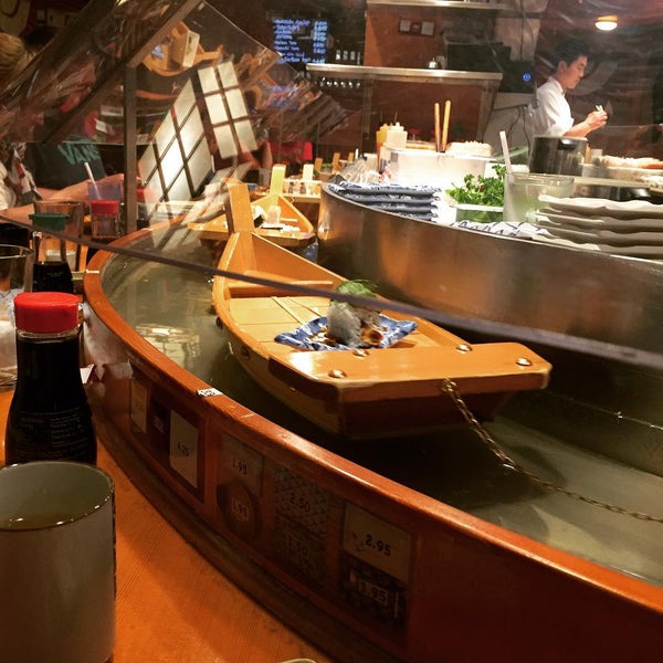 รูปภาพถ่ายที่ Sushi Boat โดย David P. เมื่อ 7/10/2015