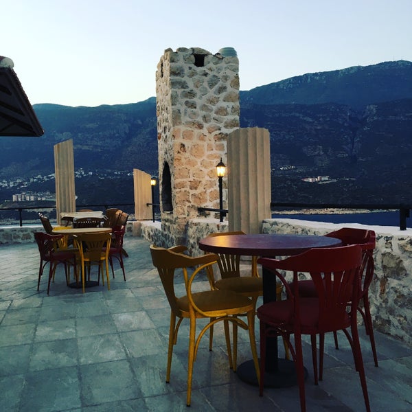 Photo taken at Akropol Cafe &amp; Bar &amp; Restaurant by Fatih G. on 9/4/2016
