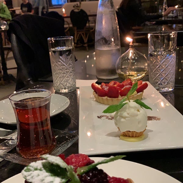 Снимок сделан в WalkIn Brasserie пользователем Gülcan Elçeoğlu 10/17/2019