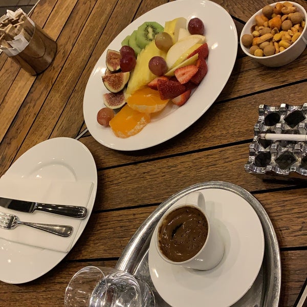 Das Foto wurde bei Kalyan Lounge - Hyatt Regency von Gülcan Elçeoğlu am 10/26/2019 aufgenommen