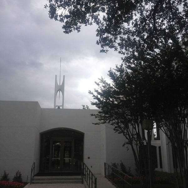 รูปภาพถ่ายที่ St. Monica Catholic Church โดย Ale S. เมื่อ 6/1/2013