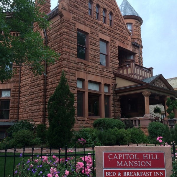 Foto tomada en Capital Hill Mansion Bed &amp; Breakfast Inn  por Shawn T. el 7/10/2014