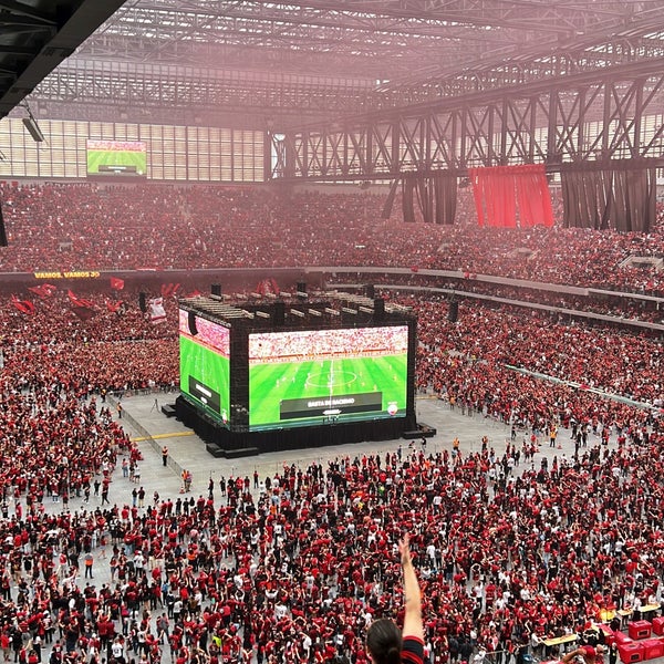 รูปภาพถ่ายที่ Arena da Baixada โดย Daryanne Santos เมื่อ 10/29/2022