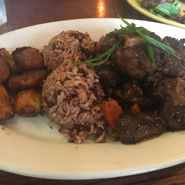 3/17/2017 tarihinde M C.ziyaretçi tarafından Coconuts Caribbean Restaurant &amp; Bar'de çekilen fotoğraf