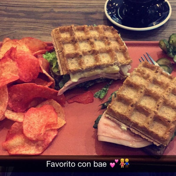 Photo taken at Frëims Sándwiches Cuadriculados by Brenda M. on 9/5/2015