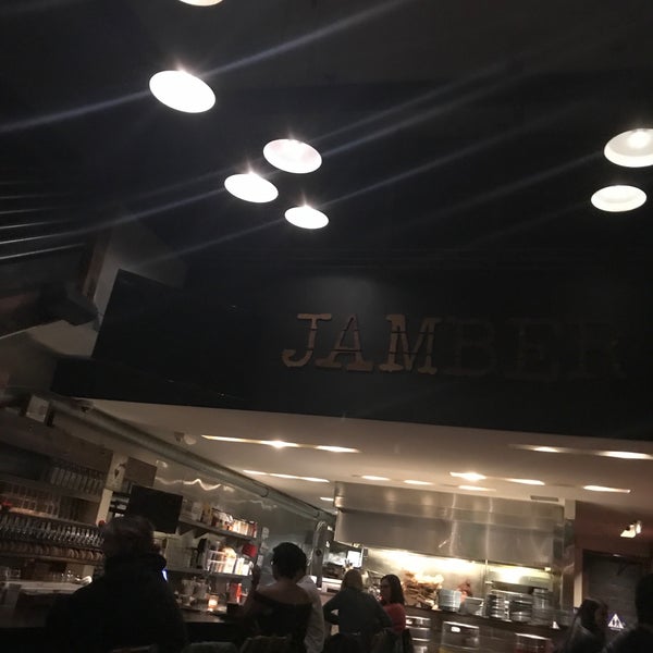 Foto tirada no(a) Jamber Wine Pub por Raul R. em 1/5/2019